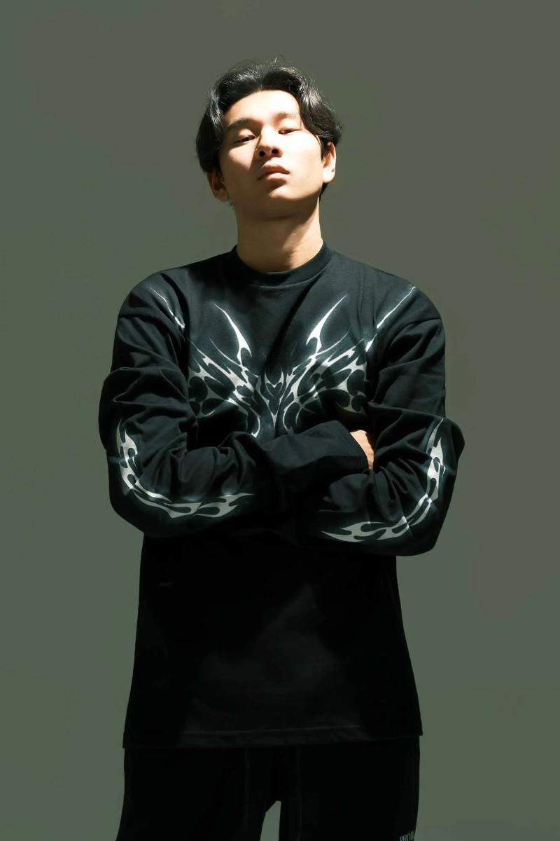 BLACK TEE LONGSLIVE WITH GREY TRIBAL