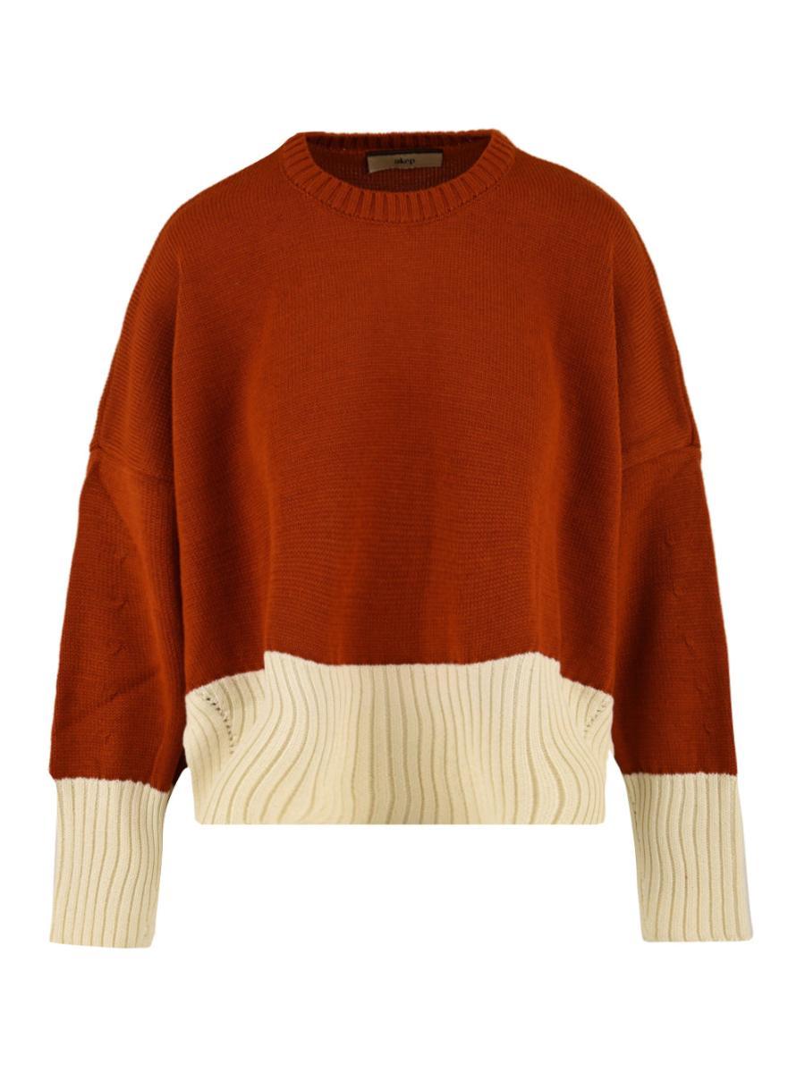 Maglia over colore ruggine con dettagli in bianco